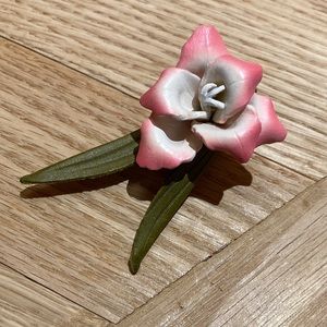 Vintage floral leather brooch